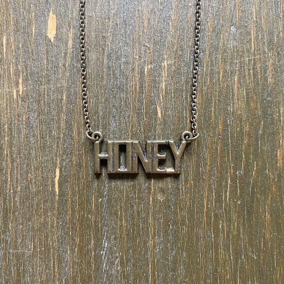 “HONEY” Nameplate Necklace - Picture 2 of 5
